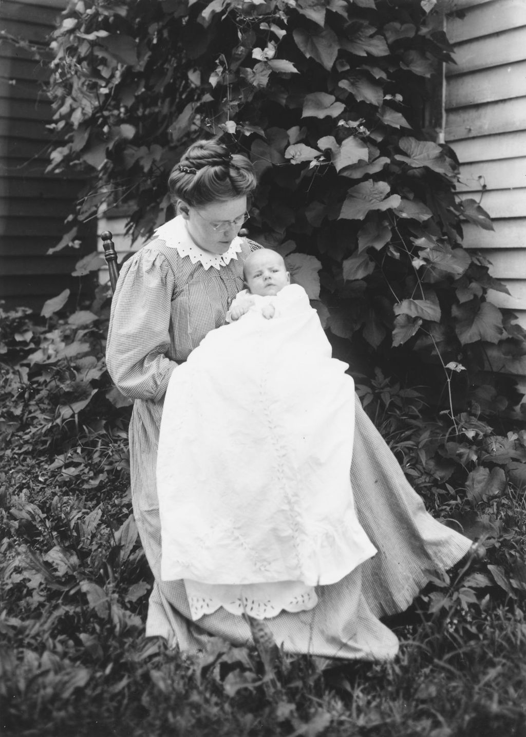 Miniature of Edith Thayer holding baby Ruth Thayer